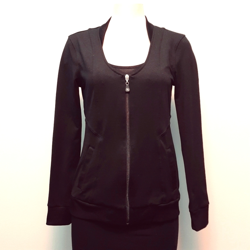 4️⃣/$2️⃣9️⃣ Adrienne Vittidini quick dry black jumper